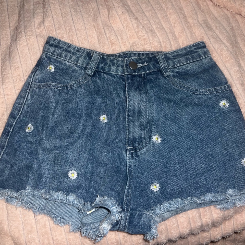 Altr’d state daisy shorts!! Never have been worn, just doesn’t fit me!